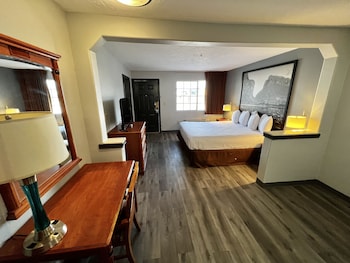Room, 1 King Bed, Accessible, Smoking (Mobility,Tub w/Grab Bars)