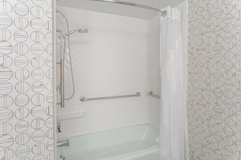 Standard Room, 2 Queen Beds, Accessible Bathtub (Mobility, Communications)