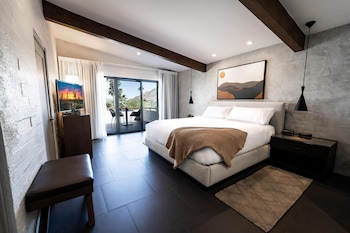 Suite, 1 King Bed (Camelback)