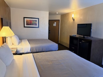 Standard Room, 2 Queen Beds, Non Smoking, Mountain View
