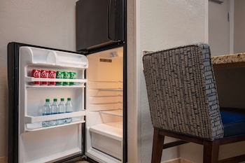 Suite, 1 Bedroom, Kitchen, Pool View (2Queen Bed,Walk Out Patio, Nonsmoking)