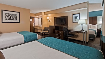 Family Room, Multiple Beds, Non Smoking, Refrigerator & Microwave (2 queen and 1 single bed)