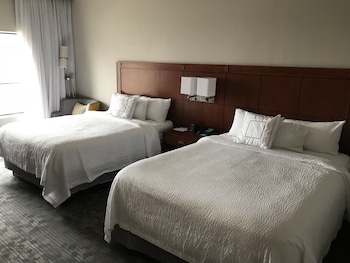 Room, 2 Queen Beds, Pool View