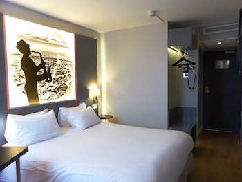 Standard Room, 1 Queen Bed