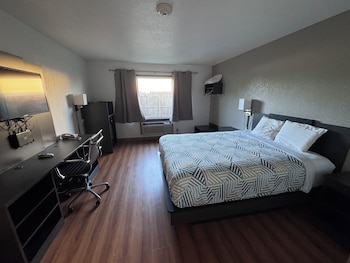 Room, 1 Queen Bed, Roll-in Shower