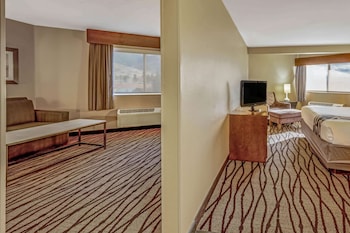 Suite, 1 King Bed, Non Smoking, Mountain View