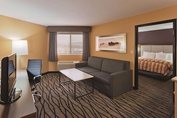 Suite, 1 King Bed, Non Smoking, Mountain View