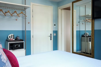 Standard Room, 1 Queen Bed, Terrace