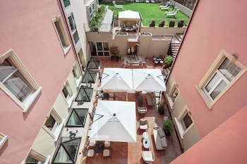 Standard Room, 1 King Bed, Courtyard View
