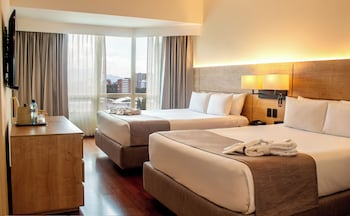 Executive Suite, 2 Queen Beds (with Sofa Bed)