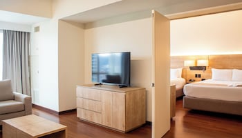 Executive Suite, 2 Queen Beds (with Sofa Bed)