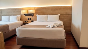 Executive Suite, 2 Queen Beds (with Sofa Bed)