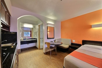 Deluxe Room, 2 Queen Beds, Smoking, Kitchenette