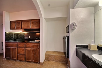 Deluxe Room, 2 Queen Beds, Smoking, Kitchenette