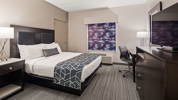 Standard Room, 1 Queen Bed, Refrigerator & Microwave