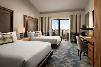 Room, 2 Queen Beds, Pool View (Mobility/Hearing Accessible, Tub)