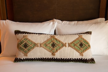 Room, 1 King Bed (Mobility/Hearing Access, Roll-In Shwr)