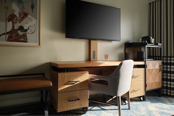 Room, 1 King Bed (Mobility/Hearing Access, Roll-In Shwr)