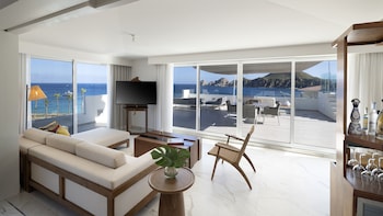 Beyond ME+ Suite with Hot Tub and Terrace