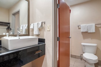 Deluxe Room, 1 King Bed, Accessible (Smoke Free)