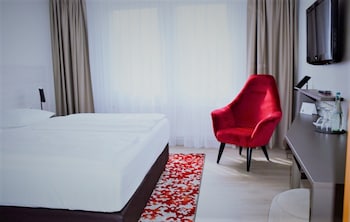 Standard Room (Queen Bed)