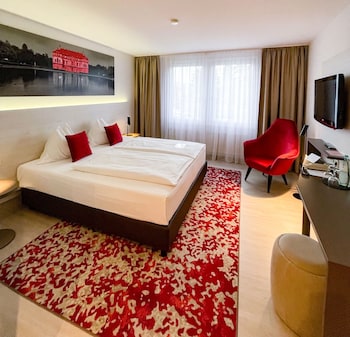 Standard Room (Queen Bed)