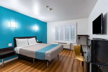 Deluxe Room, 1 Queen Bed, Non Smoking, Refrigerator & Microwave