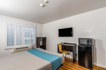 Deluxe Room, 2 Queen Beds, Non Smoking, Refrigerator & Microwave