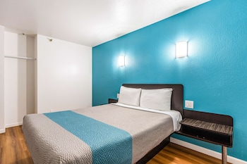 Deluxe Suite, 1 Queen Bed, Non Smoking, Refrigerator & Microwave