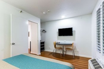 Standard Suite, 1 Queen Bed, Non Smoking, Refrigerator & Microwave