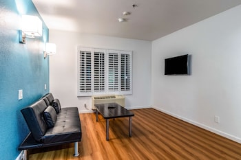 Deluxe Suite, 1 Queen Bed, Non Smoking, Refrigerator & Microwave