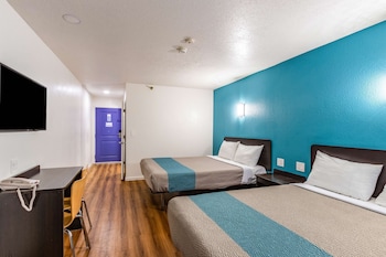 Deluxe Room, 2 Queen Beds, Non Smoking