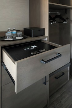 Room, 1 King Bed (Mobility Accessible, Tub)