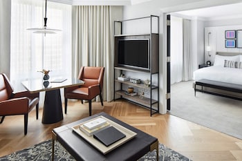 Suite, 1 King Bed with Sofa bed (Mobility/Hearing Accessible, Tub)