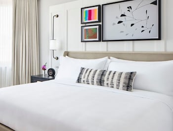 Deluxe Room, 1 King Bed, City View