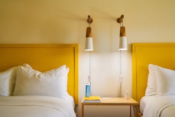 Room, 2 Queen Beds, Poolside