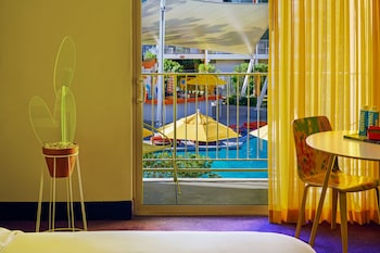 Room, 1 King Bed, Pool View