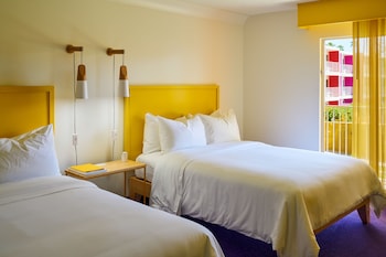 Room, 2 Queen Beds, Pool View
