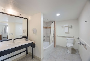 Standard Room, 2 Queen Beds, Non Smoking, Jetted Tub