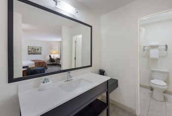 Executive Room, 1 King Bed, Non Smoking, Refrigerator