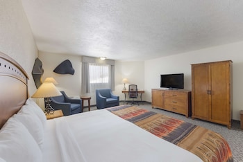 Executive Room, 1 King Bed, Non Smoking, Refrigerator