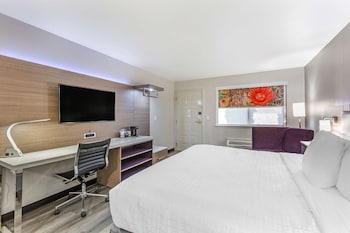 Standard Room, 1 King Bed, Accessible, Refrigerator & Microwave