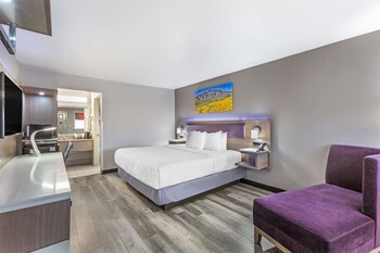 Standard Room, 1 King Bed, Non Smoking, Refrigerator & Microwave