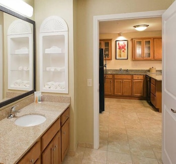 Deluxe Suite, 1 Queen Bed, Non Smoking, Kitchenette