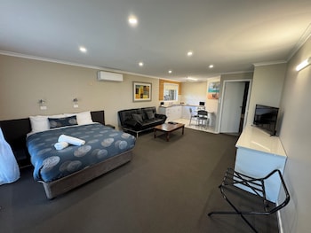 Deluxe Spa Room