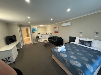 Deluxe Spa Room