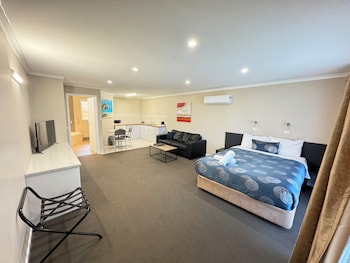 Deluxe Spa Room