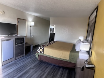 Comfort Room, 1 King Bed, Smoking