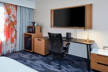 Room, 1 King Bed, Accessible Bathtub