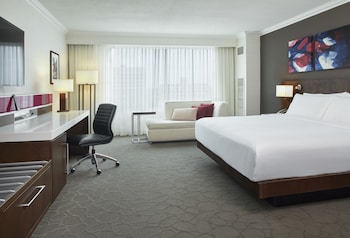 Signature Room, 1 King Bed, City View (Signature Club)